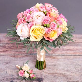 Букет невесты из роз и кустовых роз «Романс»