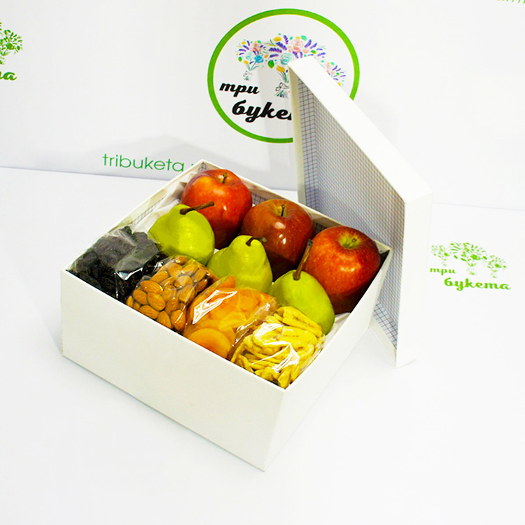 Коробочка с яблоками, груша и сухофруктами