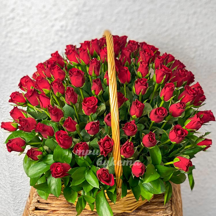 101 роза в корзине 60 см (крупный план)