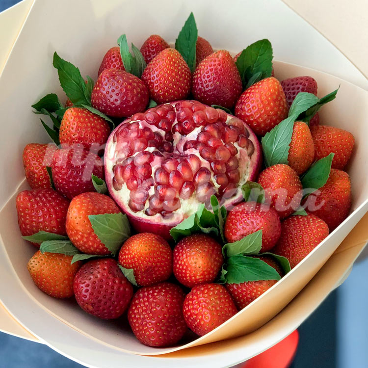 Букет из клубники и граната (крупный план)