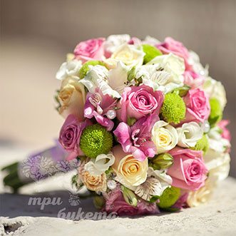 Розовый букет невесты из роз и альстромерий
