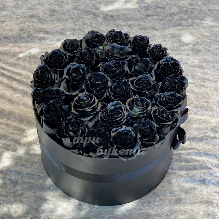 Букет из 28 черных роз в шляпной коробке