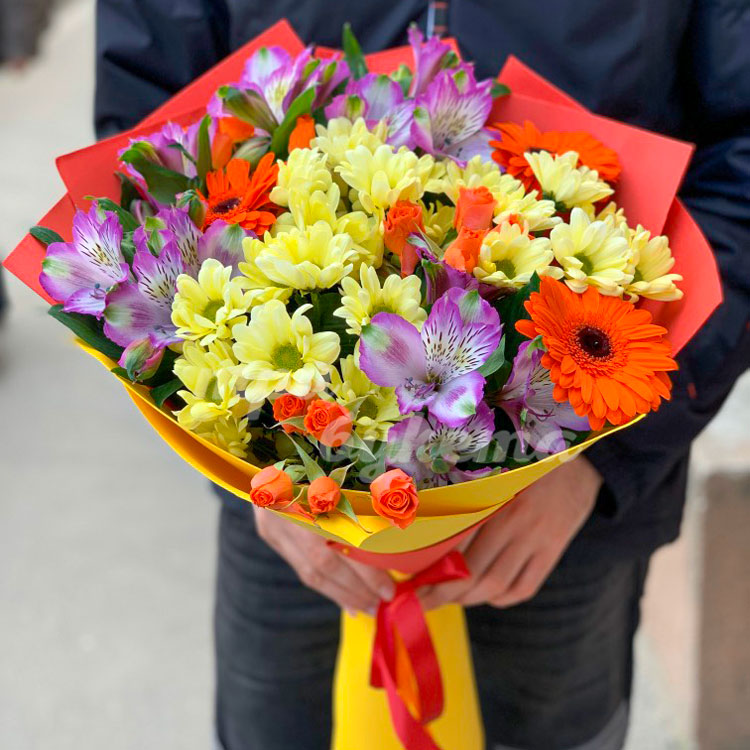 Букет из гербер и хризантем