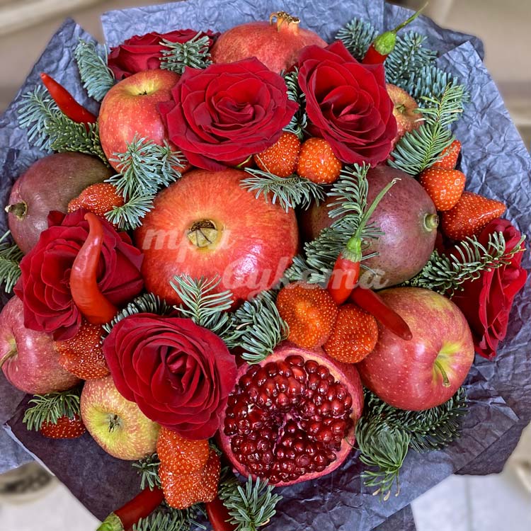 Букет из гранатов и манго (вид сверху)