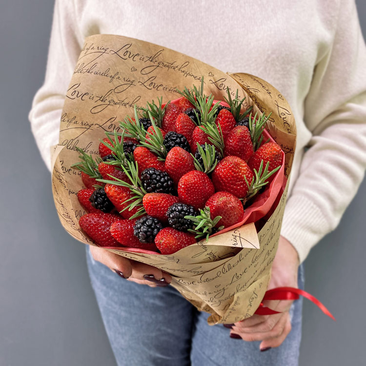 Букет из 25 ягод клубники и ежевики