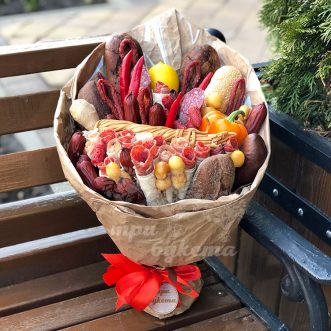 Букет из мясной нарезки и багетов