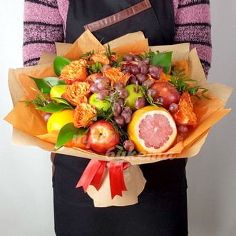 Букет из фруктов и оранжевых роз