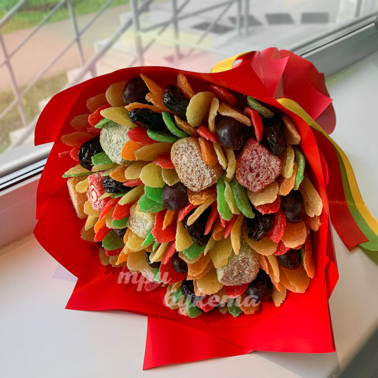 Букет из сухофруктов и мармелада (у окна)