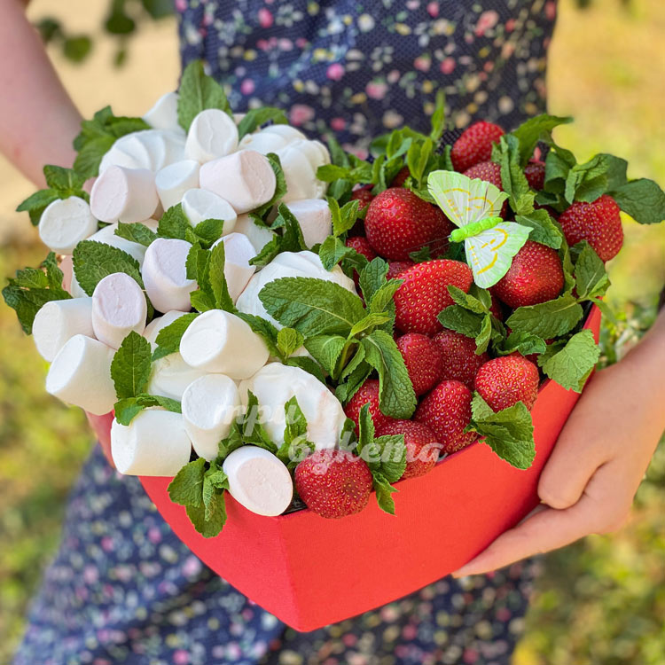 Композиция из зефира и клубники (в руках)