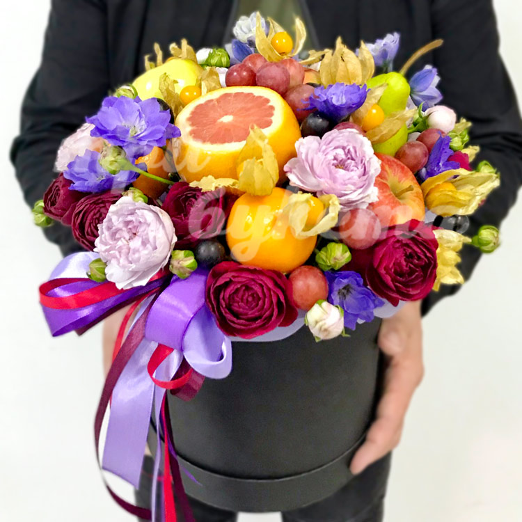 Фрукты и розы в шляпной коробке