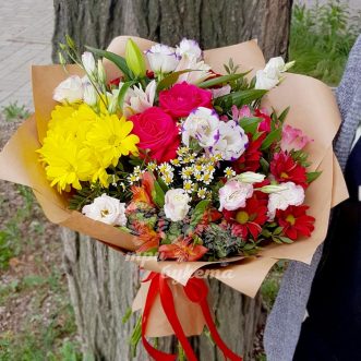 Букет из красных роз и хризантем