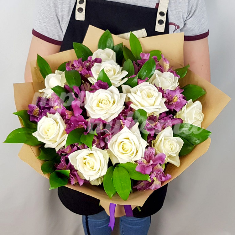 Букет из белых роз и орхидей (в руках)