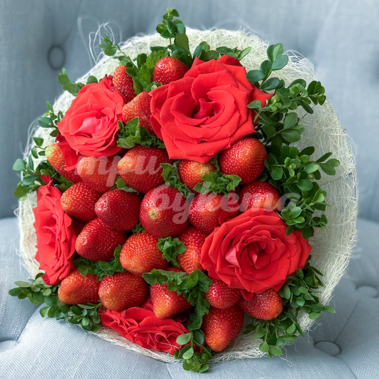 Букет из клубники и 5 алых роз (на кресле)