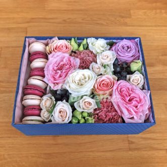 Макаруны с виноградом и цветами