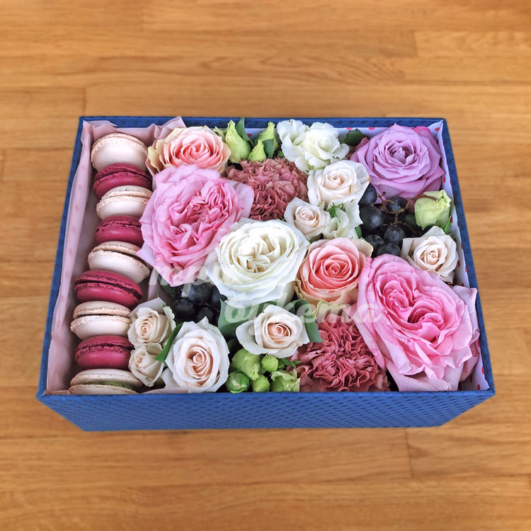 Макаруны с виноградом и цветами