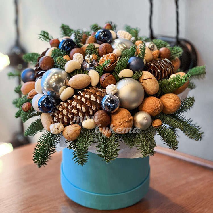 Орешки и шары в новогодней коробке (доп. фото)