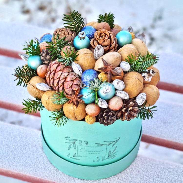 Орешки и шары в новогодней коробке