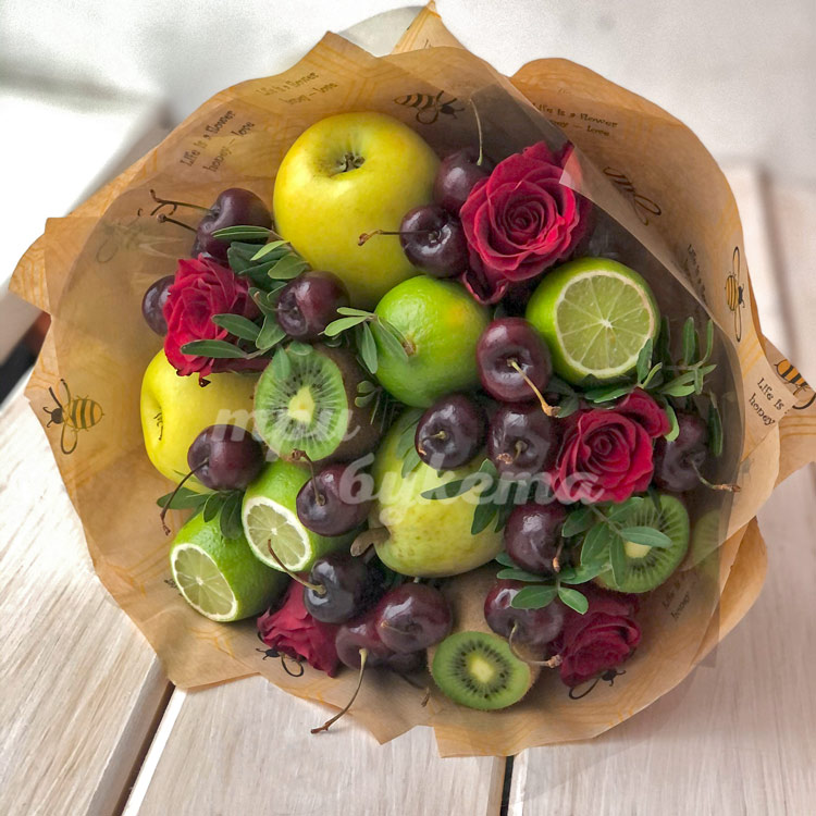 Букет из яблок, лаймов и черешни (на столе)