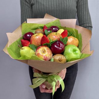 Букет из яблок, груш и клубники
