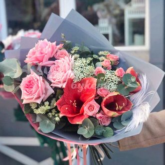 Букет амариллисов, роз и эвкалипта