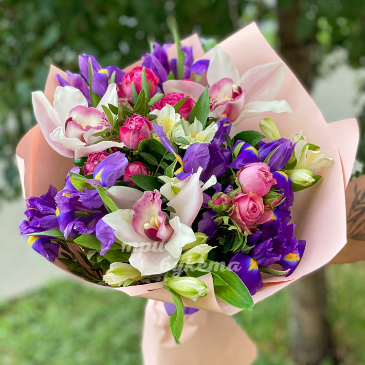 Яркий букет из ирисов, калл и роз (на фоне дерева)