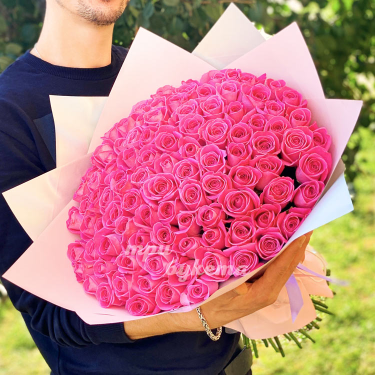 Букет из 101 розовой розы (в руках флориста)