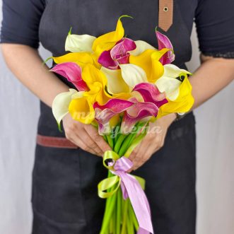 Букет из 21 разноцветных калл