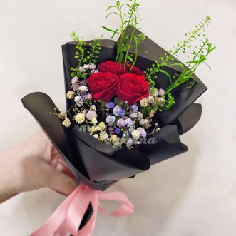 Букет из 4 роз с разноцветной гипсофилой