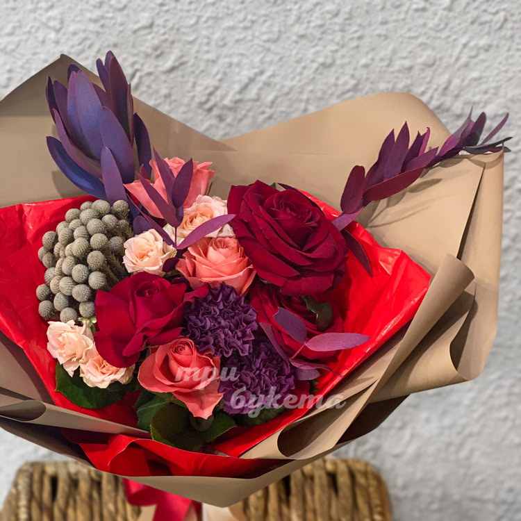 Букет из роз и фиолетовых гвоздик (крупный план)