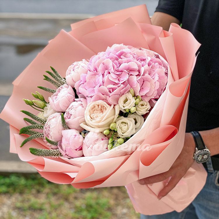 Букет из розовой гортензии и пионов (в двух руках)