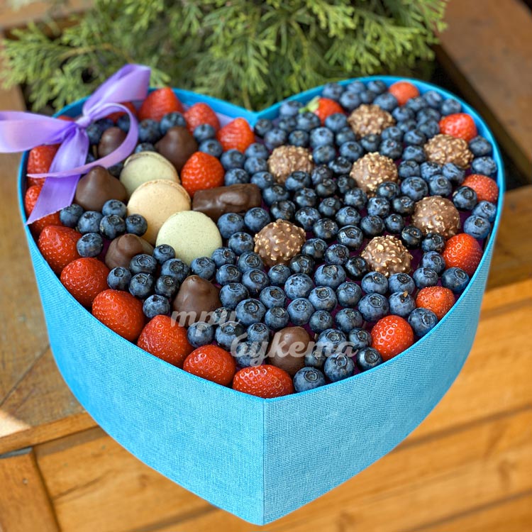 Коробка-сердце с ягодами и макарунами (на клумбе)