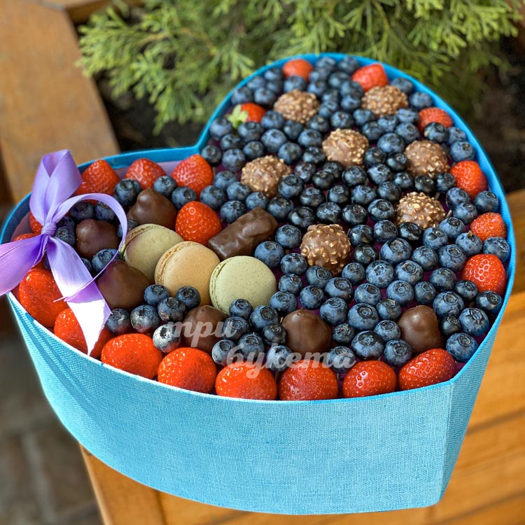 Коробка-сердце с ягодами и макарунами (вид сбоку)