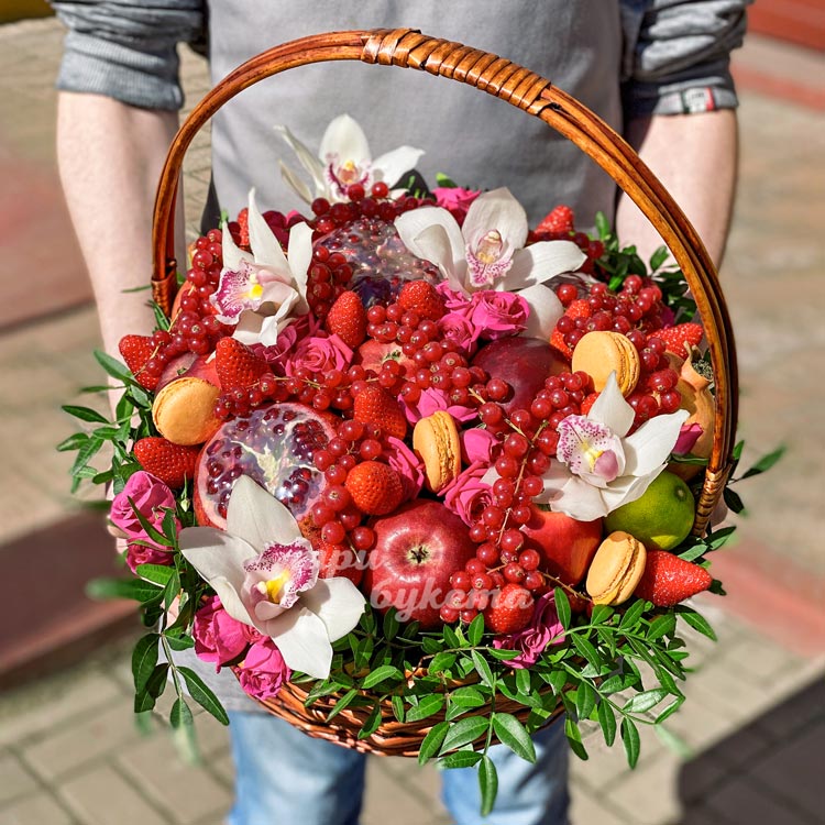 Корзина с цветами, ягодами и фруктами