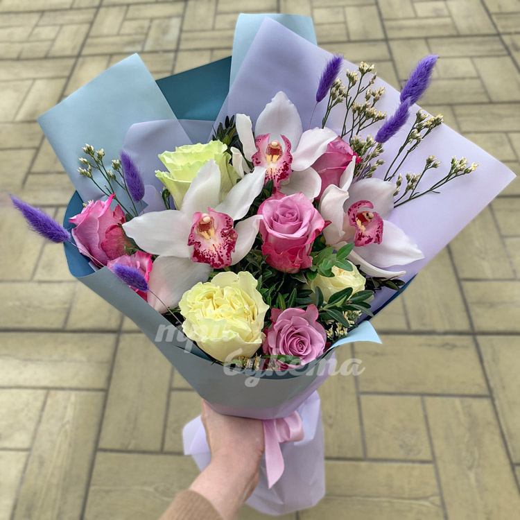 Орхидеи с розами и лагурусом