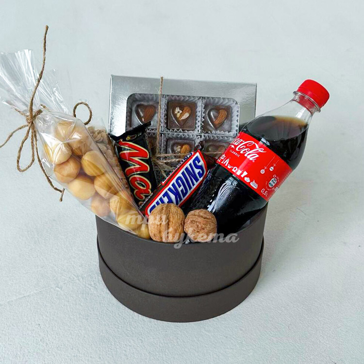 korobka-na-23-fevralya-s-konfetami-i-snekami