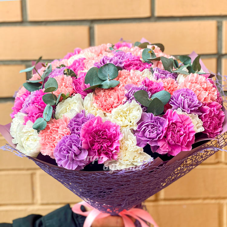 Букет из 75 разноцветных гвоздик (крупный план)