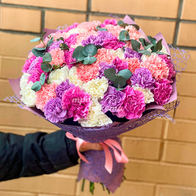 Букет из 75 разноцветных гвоздик