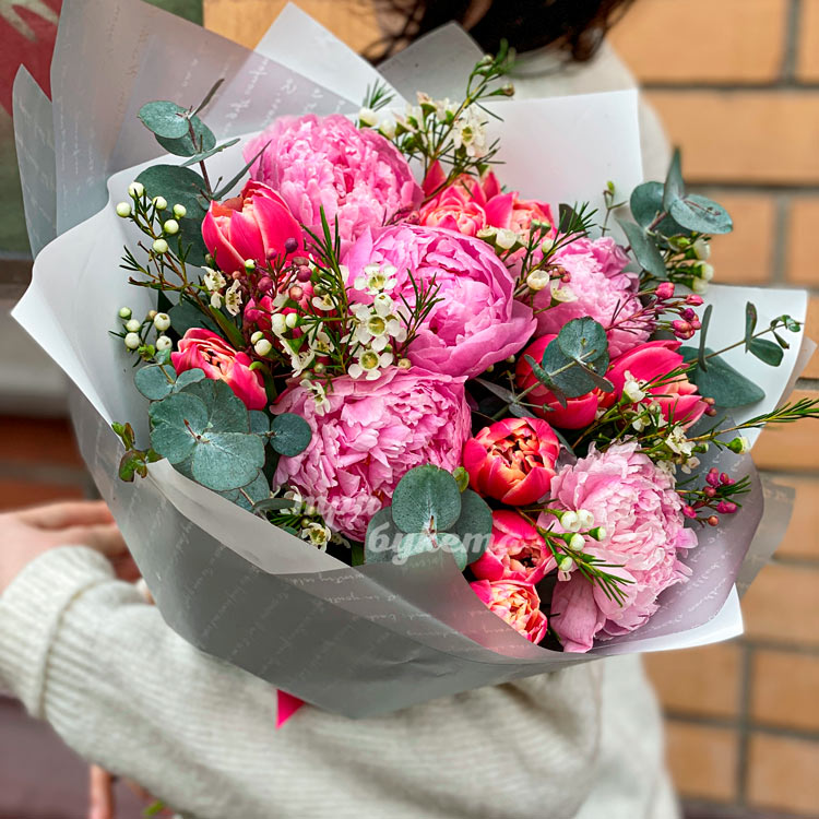 Розовые пионы и красные тюльпаны (крупный план)