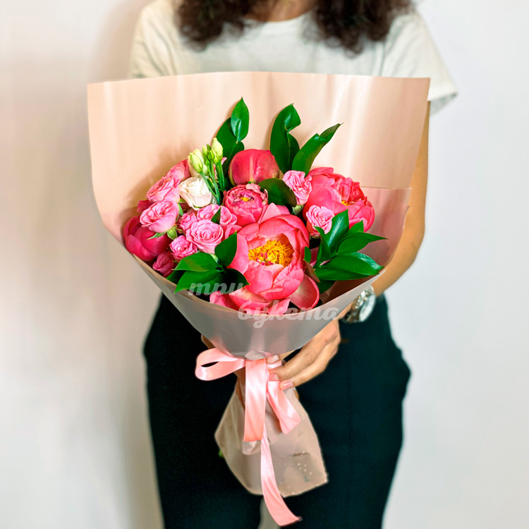 Букет коралловых пионов и куст. роз