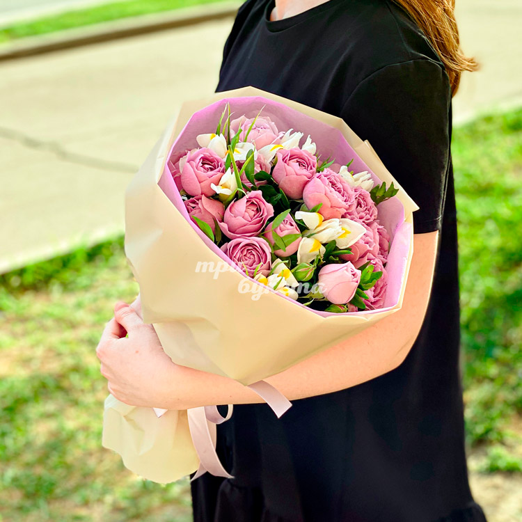 Букет пионовидных роз и белых ирисов