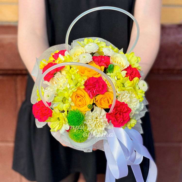 Яркие гвоздики и хризантемы в коробке (вид сверху)