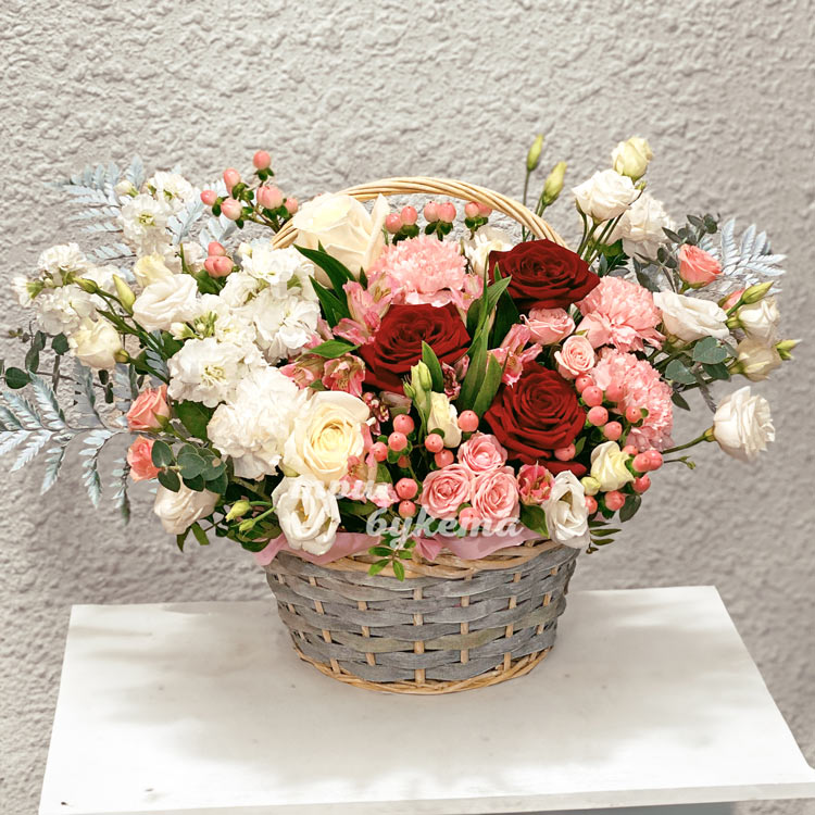 Корзина из гвоздик, роз и маттиол (на белом фоне)