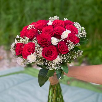 Высокие красные розы с белыми гвоздиками