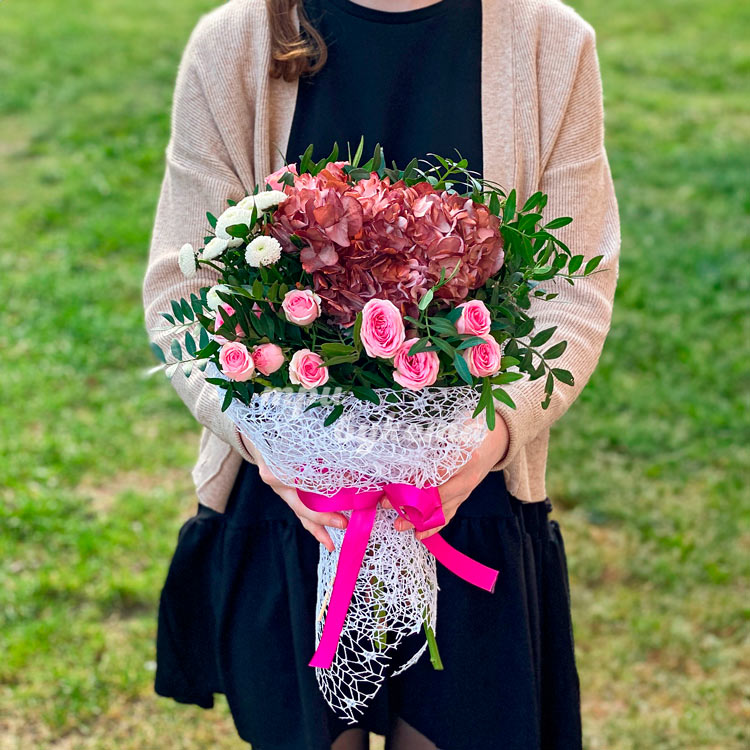 Бордовая гортензия с розовыми розами