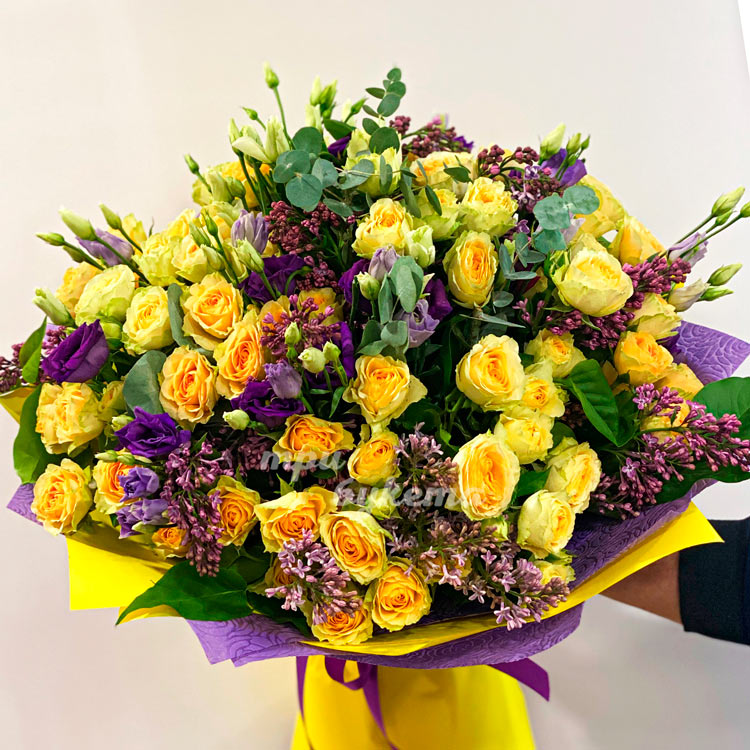Букет желтых роз с эустомами и сиренью (крупный план)
