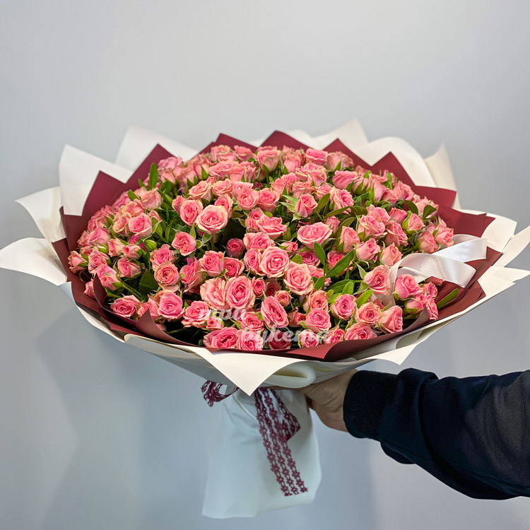 Букет из 51 розовой кустовой розы (в руках флориста)