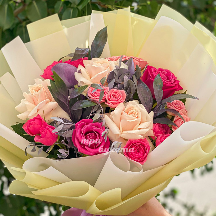 Букет розовых и кремовых роз с зеленью (крупный план)