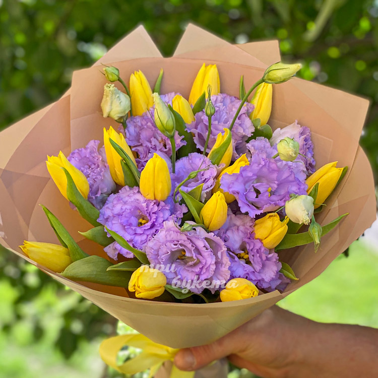 Букет желтых тюльпаном с эустомами (крупный план)