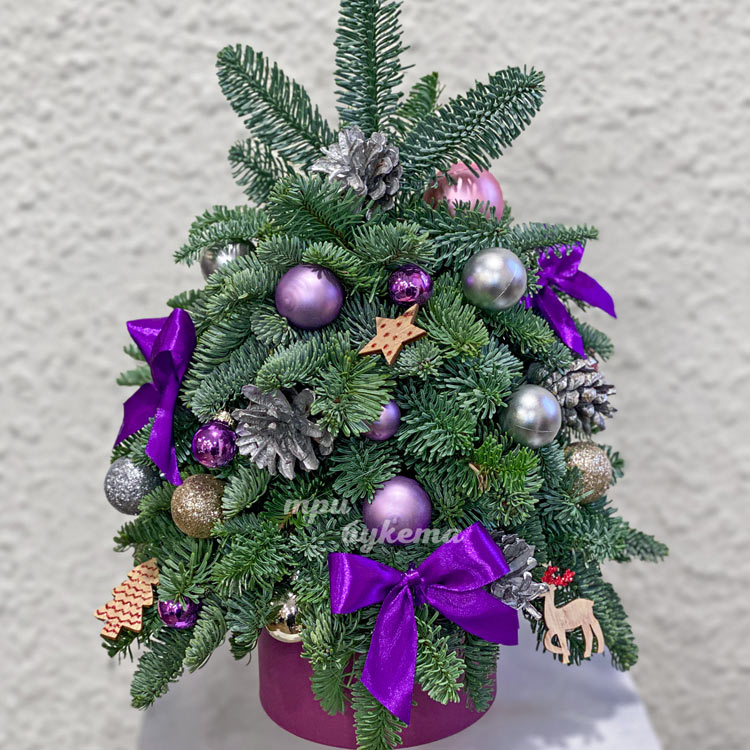 Елочка настольная с бантами и игрушками (крупный план)