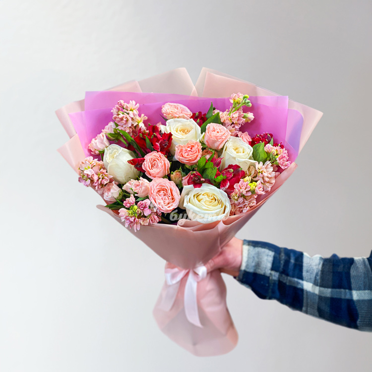 Букет персиковых маттиол и роз на 8 марта